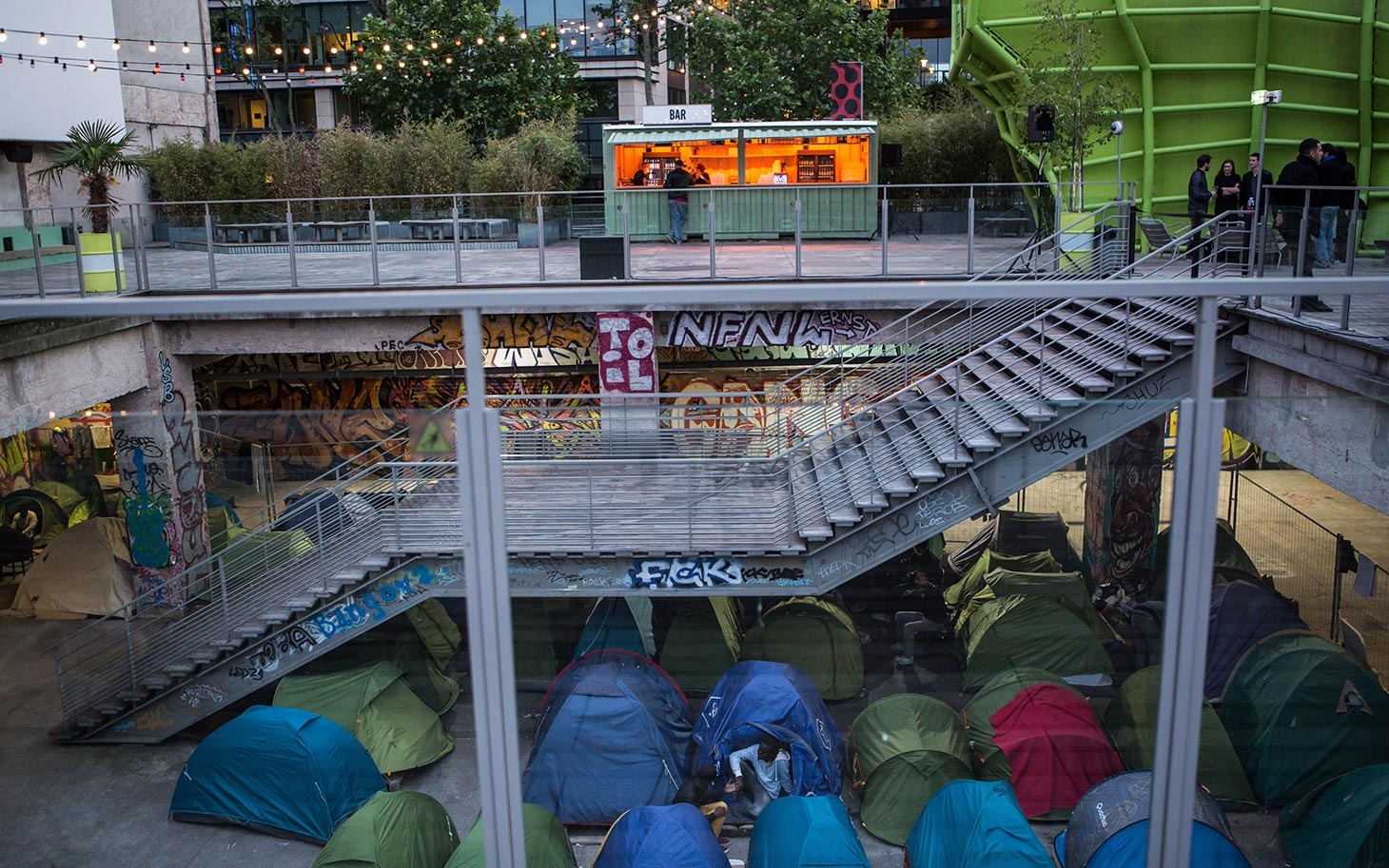 Sous la cite de la mode a Paris, un camp de migrants. En haut une boite de nuit a ciel ouvert. Newly installed camp of tents with migrants, mostly from eastern Africa, live under an open air night club on the Austerlitz Quay, south of Paris, FRANCE-27/05/2015/GEAILAURENCE_1716.026/Credit:GEAI LAURENCE/SIPA/1506011841