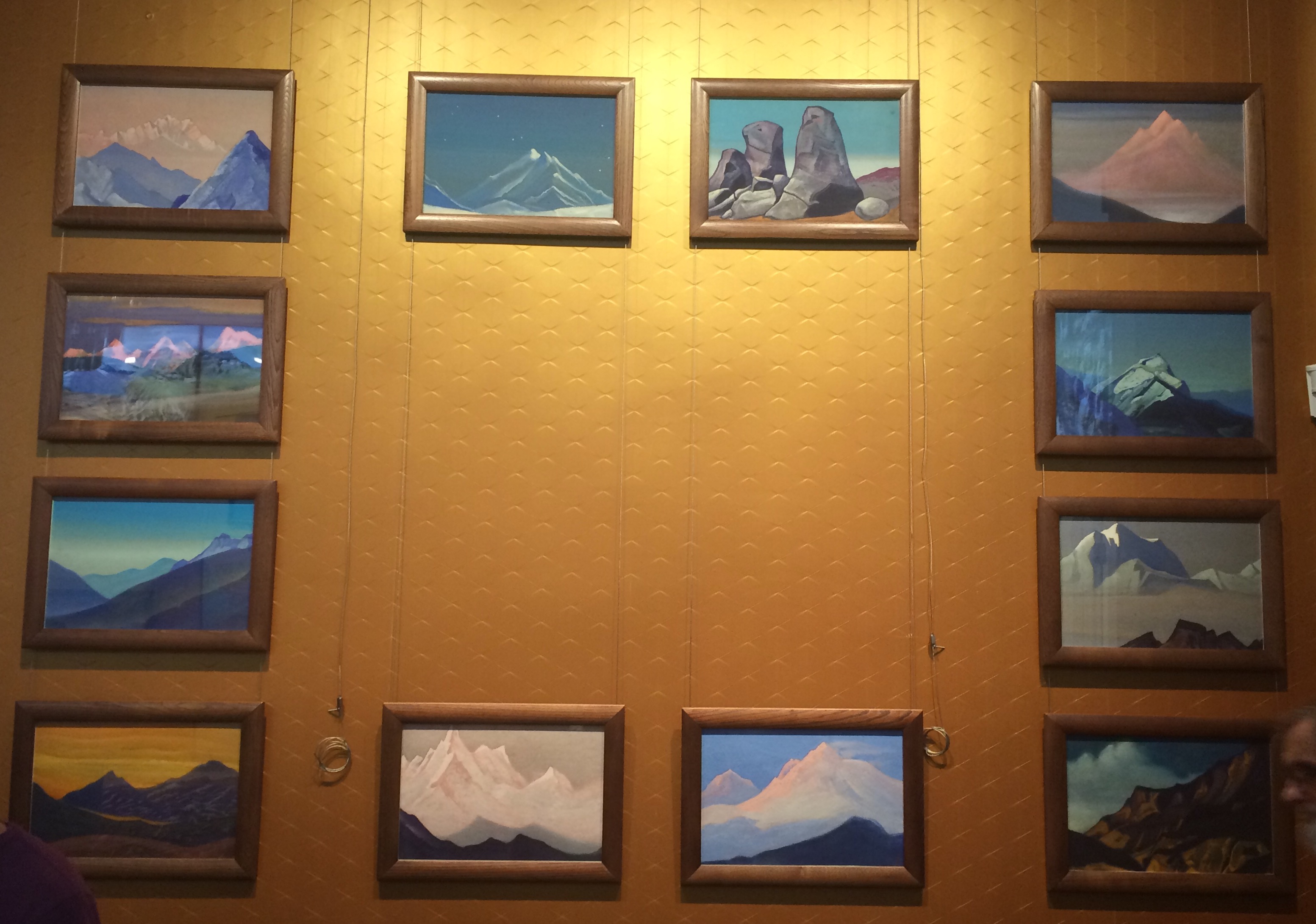 Экспозиция в Международном центре Рериха после изъятия картин