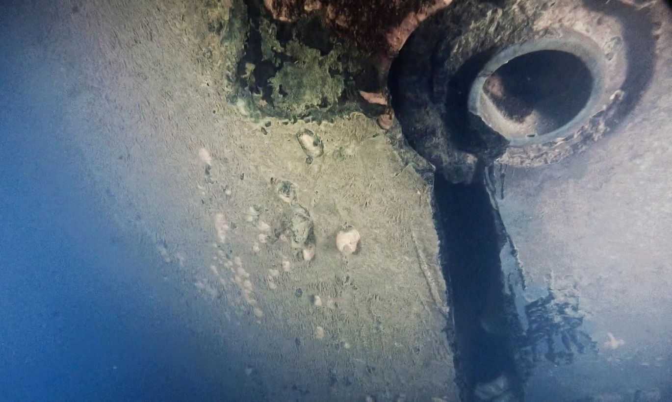 Пробоина в борту парома «Эстония». Кадр из фильма «„Эстония”: находка, которая меняет все»