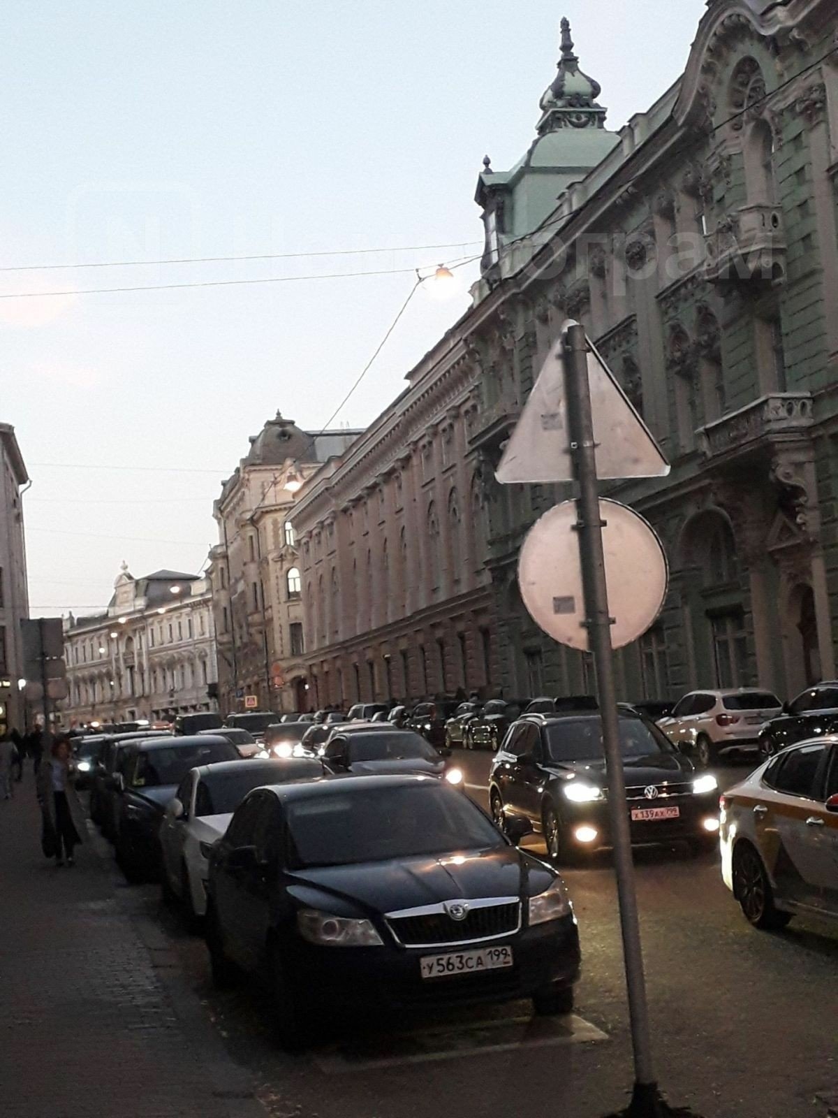 Та же машина, припаркованная у Администрации президента