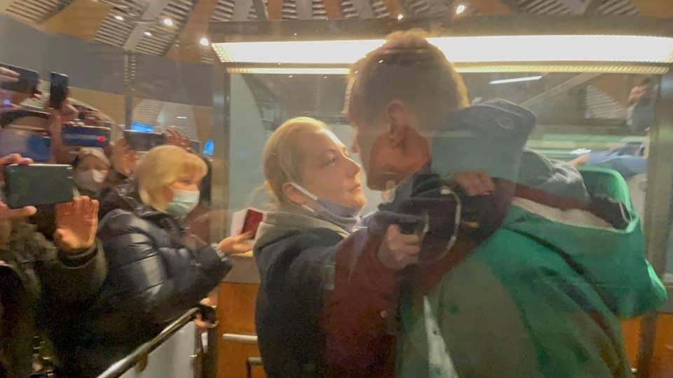 Алексей Навальный в Шереметьево прощается с женой. Ео арестовали прямо на паспортном контроле, не пустив с ним адвоката