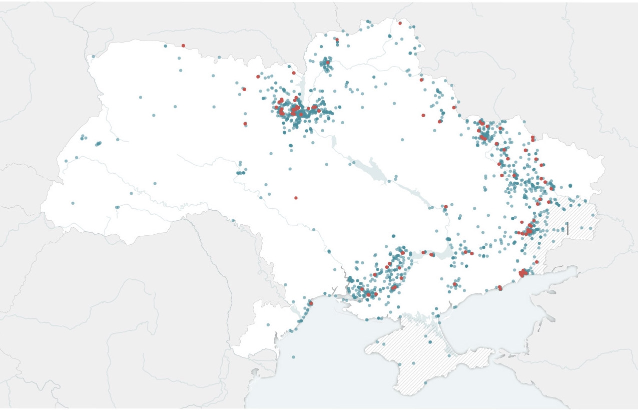 Красным — наземные мины, синим — другие. Данные из открытых источников и не включают результаты исследований на местах