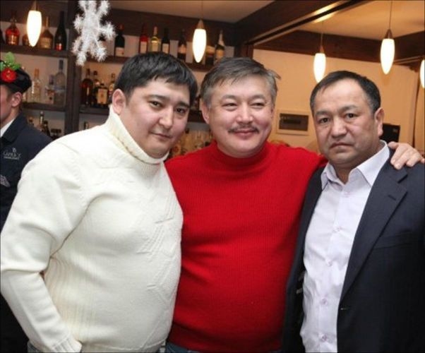  Улан Чолпонбаев со спикером пятого созыва парламента Ахматбеком Келдибековым (по центру в красном свитере).