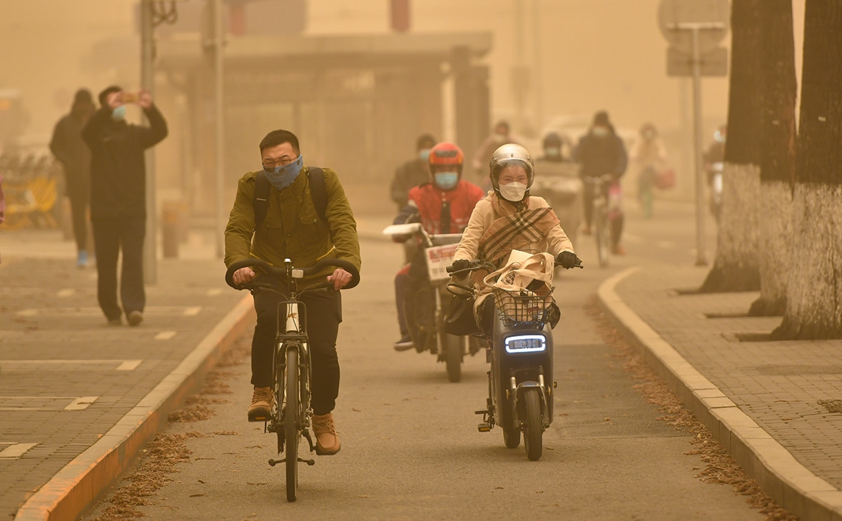 Сильнейшая песчаная буря обрушилась на Пекин