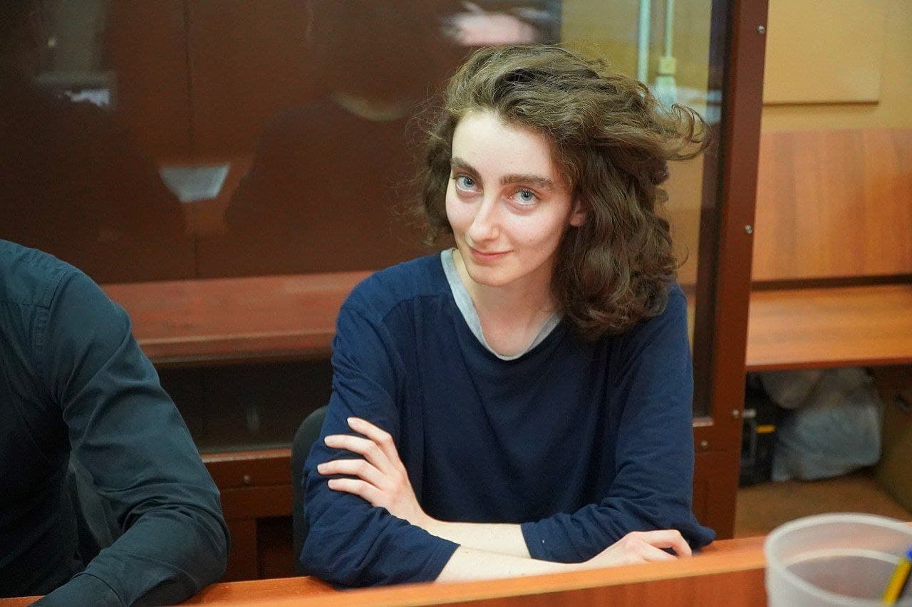 Гутникова улыбается в суде