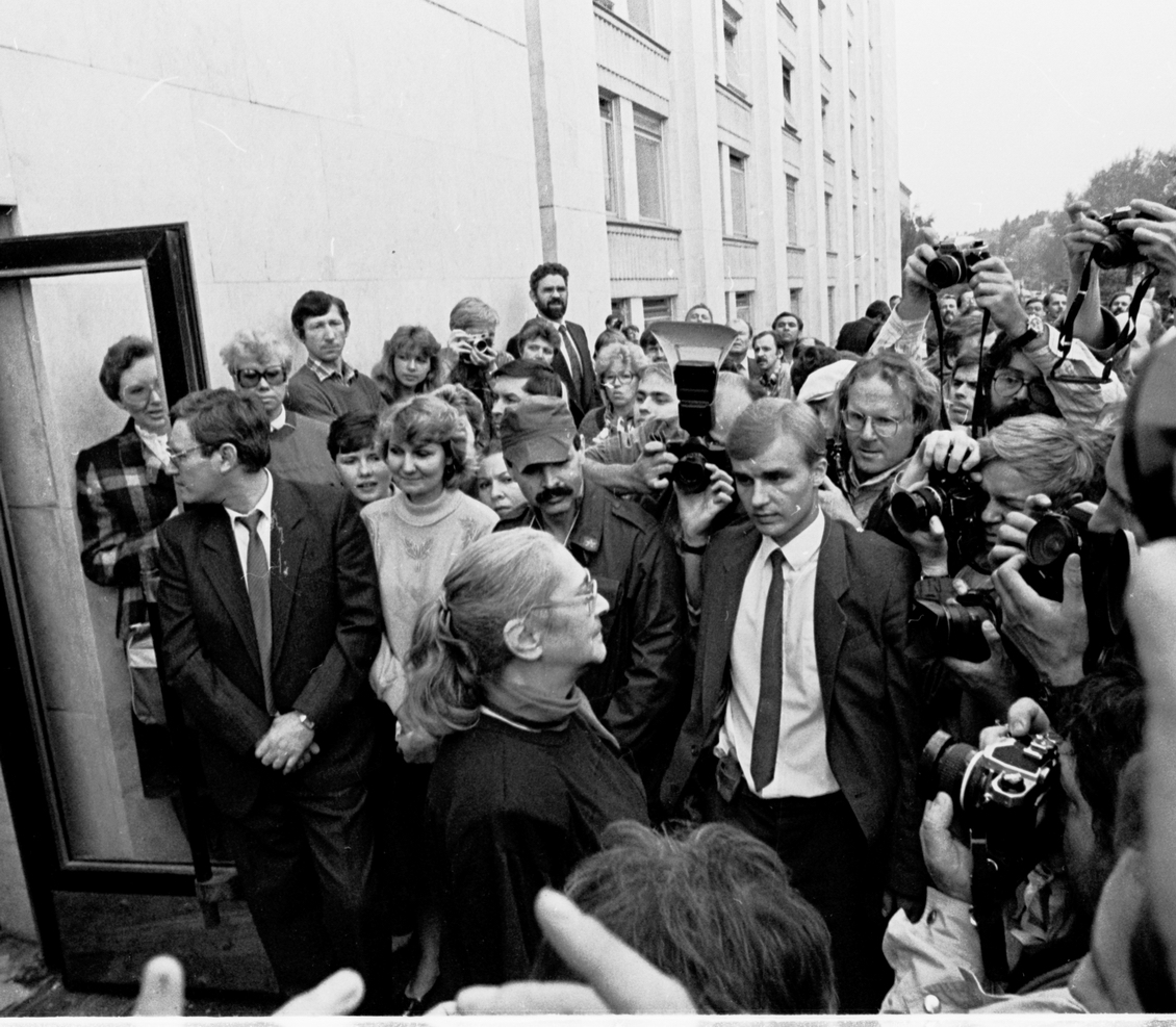 Елена Боннэр на балконе Белого Дома