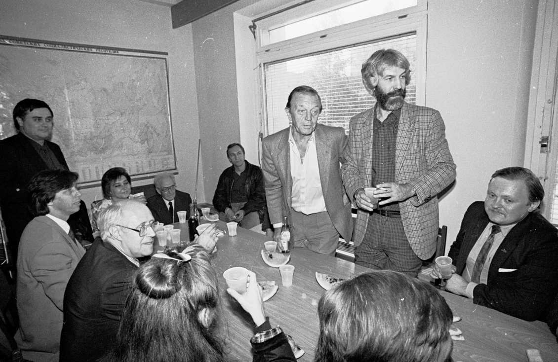 Ростропович с друзьями празднуют победу