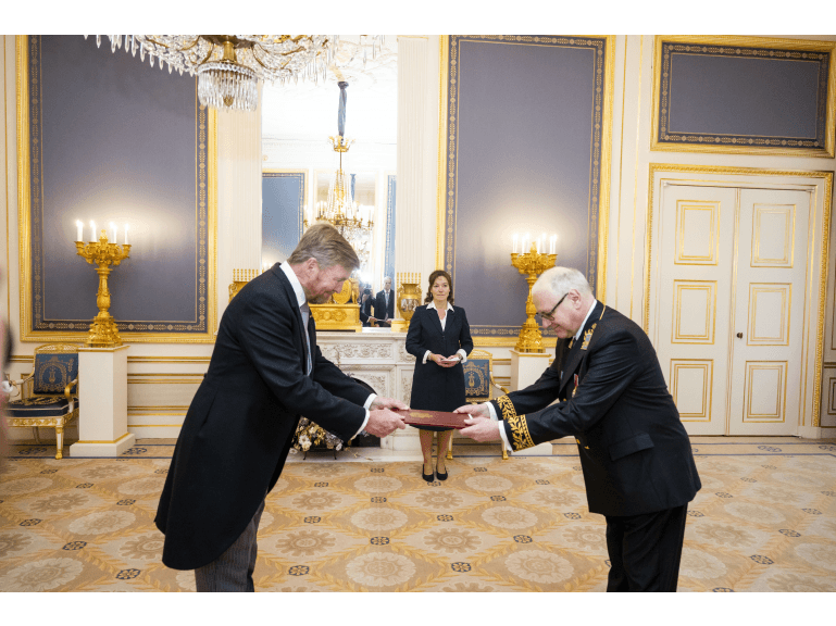 Чрезвычайный и полномочный посол РФ Владимир Тарабрин вручает королю Нидерландов Виллему-Александру верительную грамоту