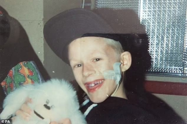 Колин Тёрт получил зараженную кровь для лечения от гемофилии в два года. Он умер в 10 лет