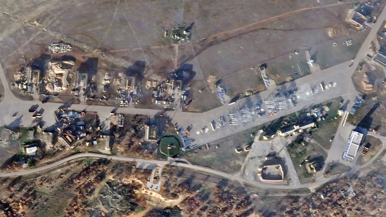 Спутниковый снимок строительных работ на аэродроме Бельбек в Крыму