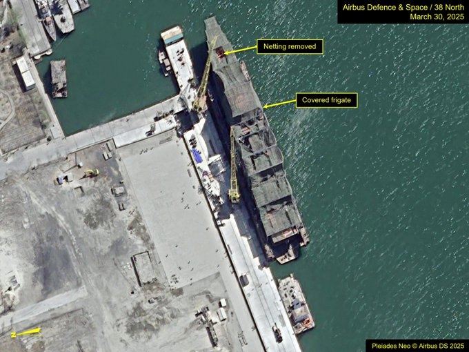 Исследователи проекта 38 North также допускают, что на фото может быть эсминец 