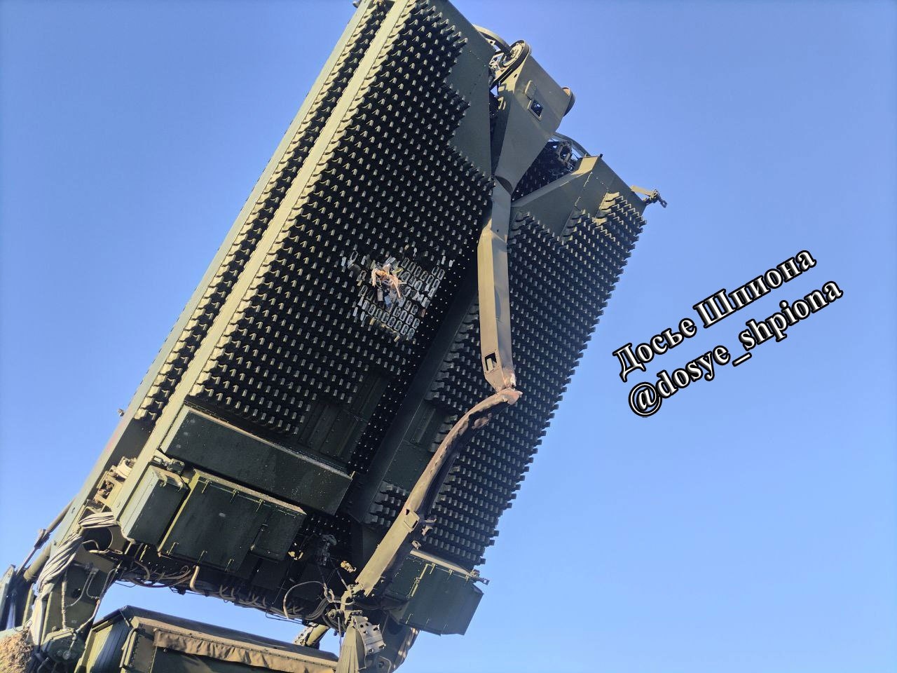 Последствия атаки БПЛА на РЛС комплекса С-400 «Триумф» рядом с населенным пунктом Саки в Крыму