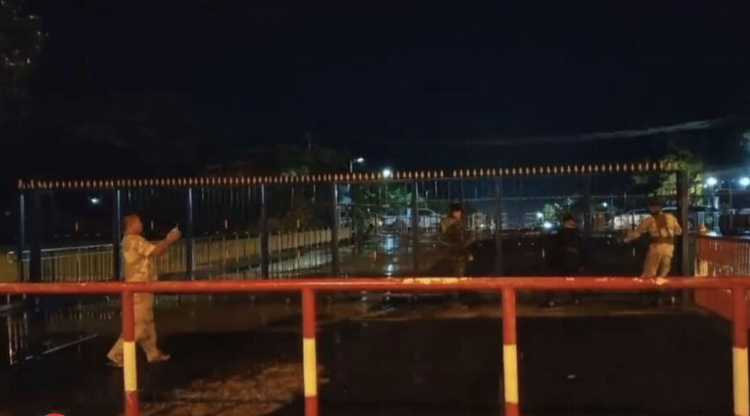 Таиланд закрыл северо-восточные пограничные переходы с Камбоджей и заявил в среду, что отзывает своего посла и высылает посла Камбоджи в знак протеста против взрыва мины, в результате которого тайский солдат потерял ногу 