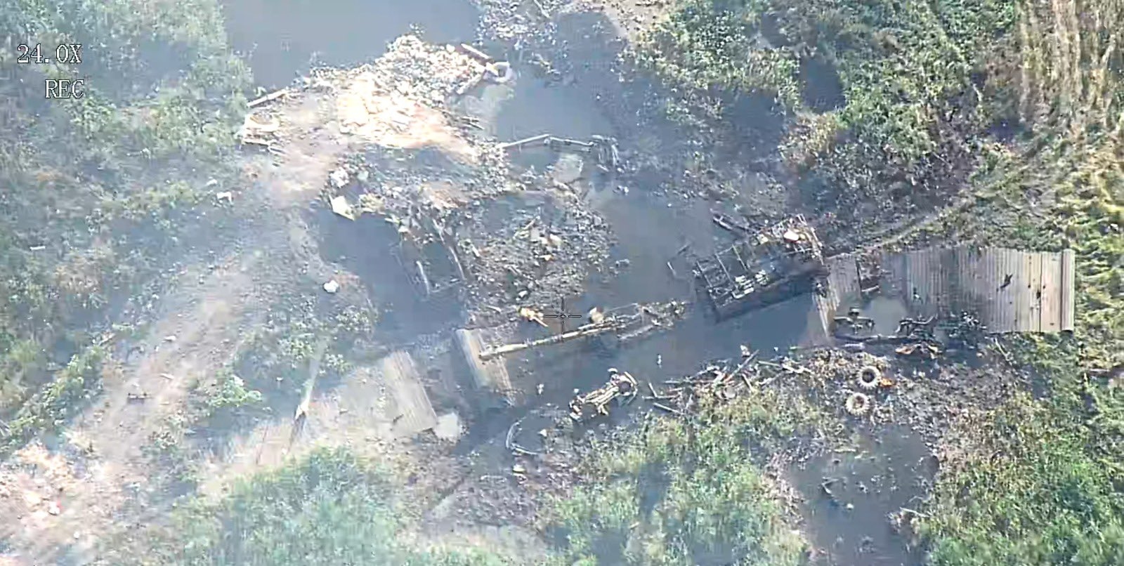 «Кладбище» российской техники в районе понтонной переправы на лиманском направлении