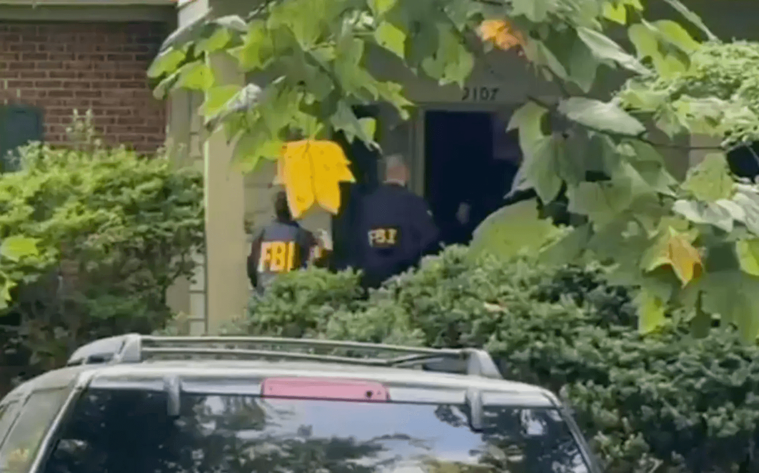 Сотрудники ФБР перед домом Джона Болтона, 22.08.2025