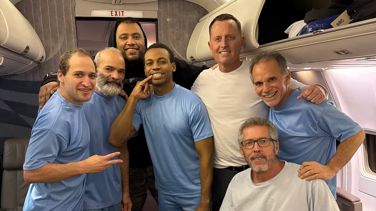 Посланник Трампа по особым поручениям Ричард Гренелл (третий справа) и освобожденные из тюрем Венесуэлы американцы