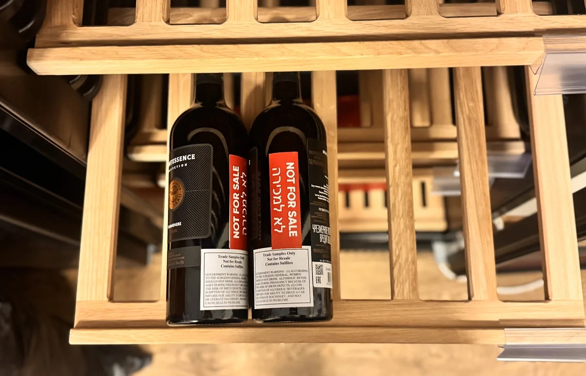 Образцы вина со стикерами, закрывающими акцизные марки