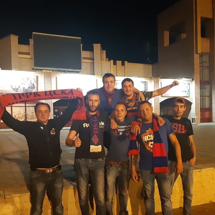 Малолетов в шарфе с кельтским крестом