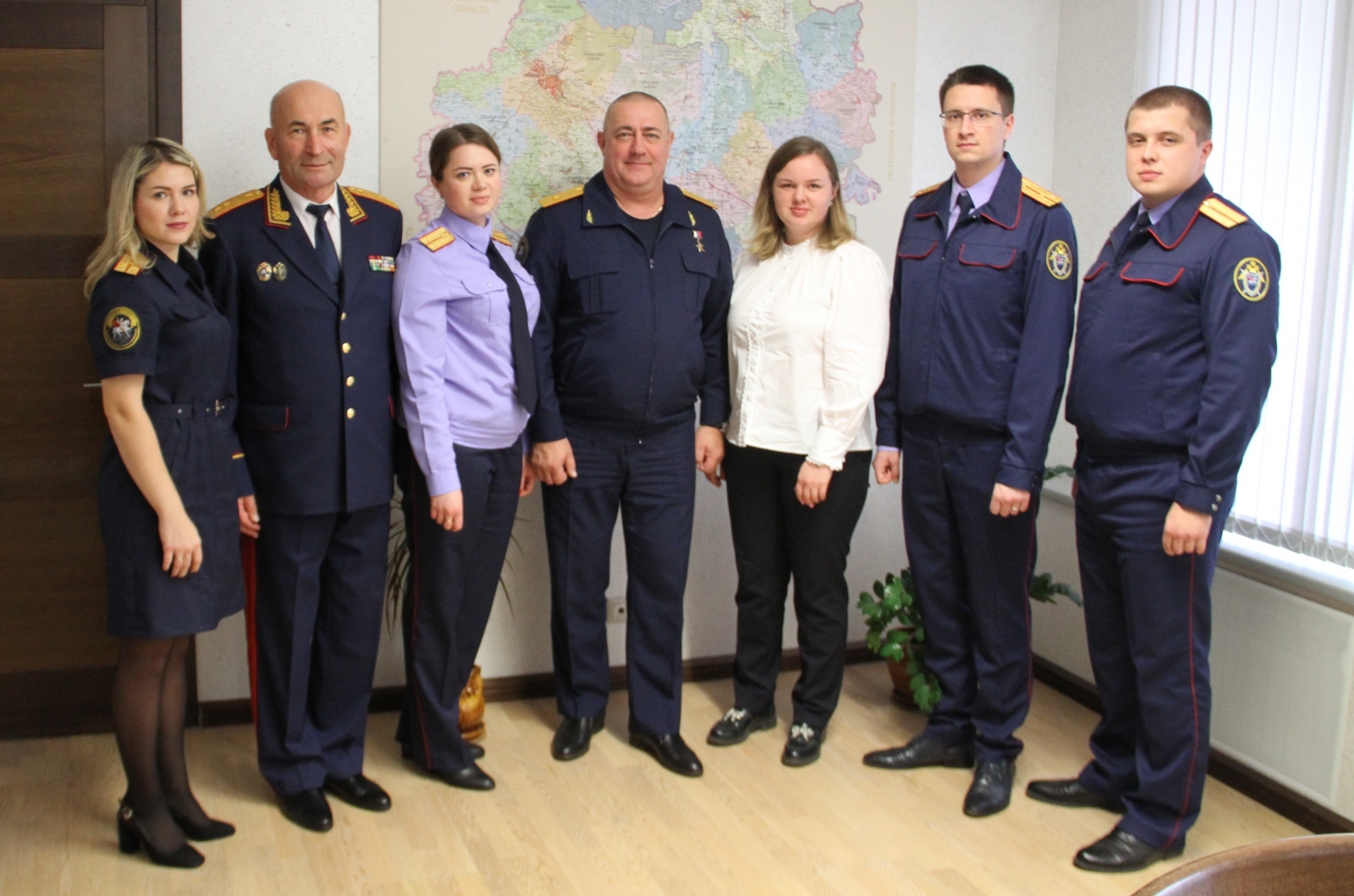 Светлана Сурина (третья справа) с коллегами. Слева от нее руководитель следственного управления СК по Рязанской области Владимир Никешкин