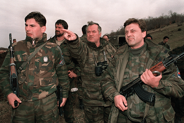 Радко Младич (в центре)