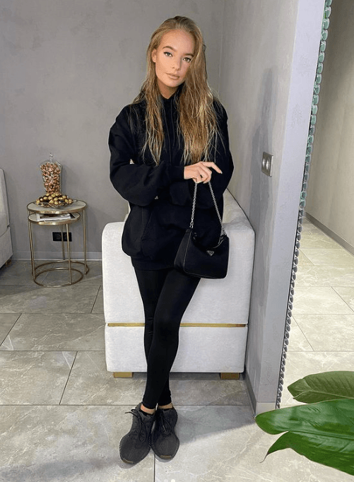 Лиза Пескова с сумкой Prada Re-Edition (155 000 рублей)