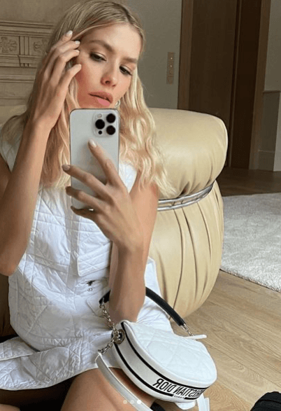 Елена Перминова (жена экс-депутата Госдумы, сейчас председателя Совета директоров ЗАО «Национальная резервная корпорация» и Член Совета по внешней и оборонной политике Александра Лебедева) с сумкой Dior Vibe (300 000 рублей)