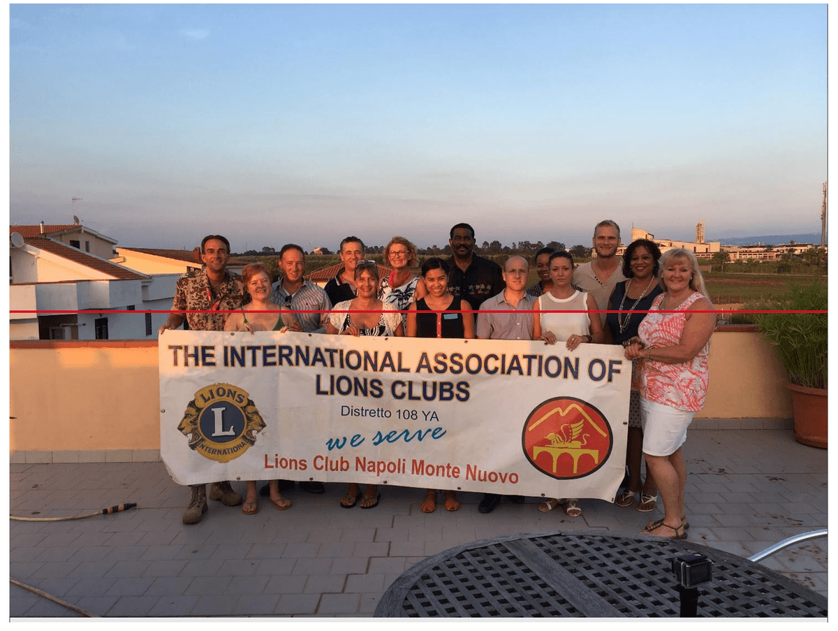 Фотография связанного с НАТО отделения Lion’s Club. «Мария Адела» — четвертая справа