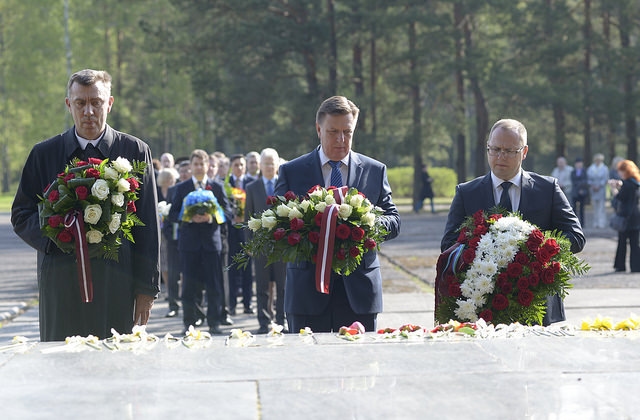 Премьер-министр Латвии Марис Кучинскис на мемориальной церемонии в Саласпилсе