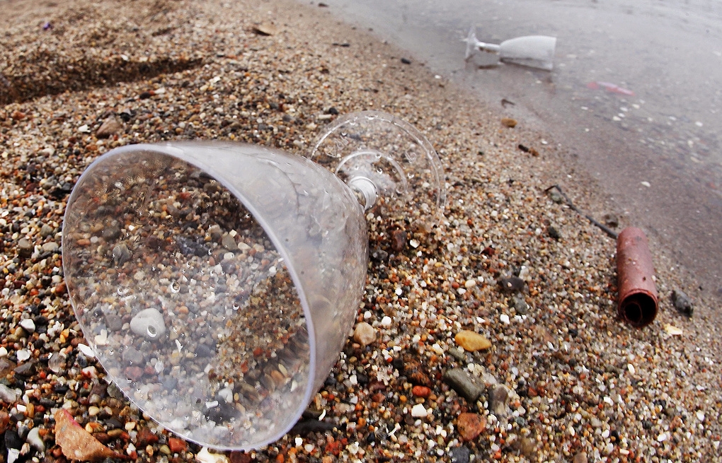 Одноразовые пластиковые стаканчики на берегу Балтийского моря