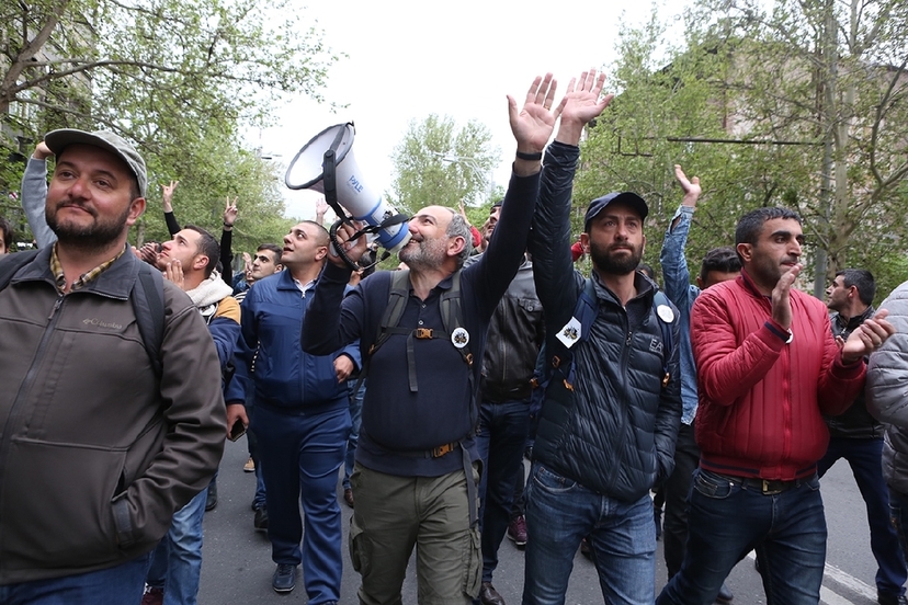 В центре - задержанный лидер оппозиционеров Никол Пашинян. Фото: Лилиан Галстян/ JAMnews