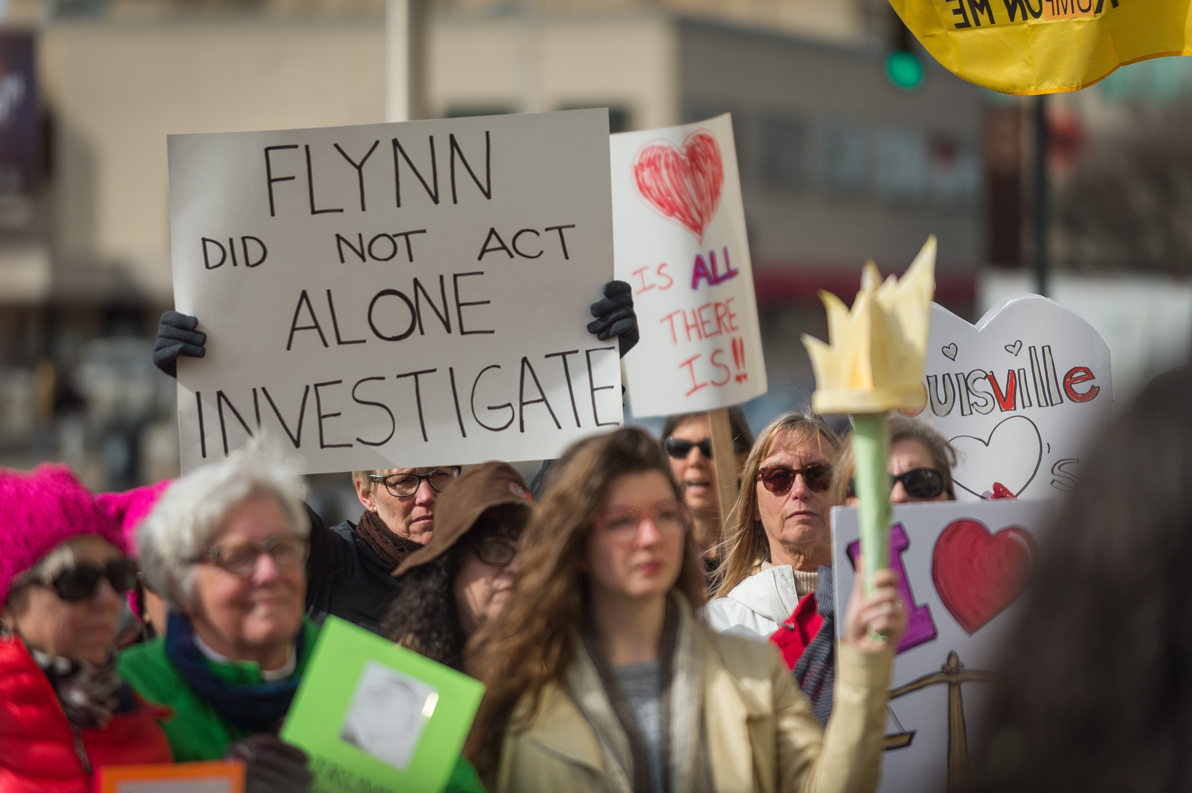 «Флинн действовал не в одиночку. Расследуйте!» Плакат на митинге в Луисвилле, штат Кентукки, 14 февраля