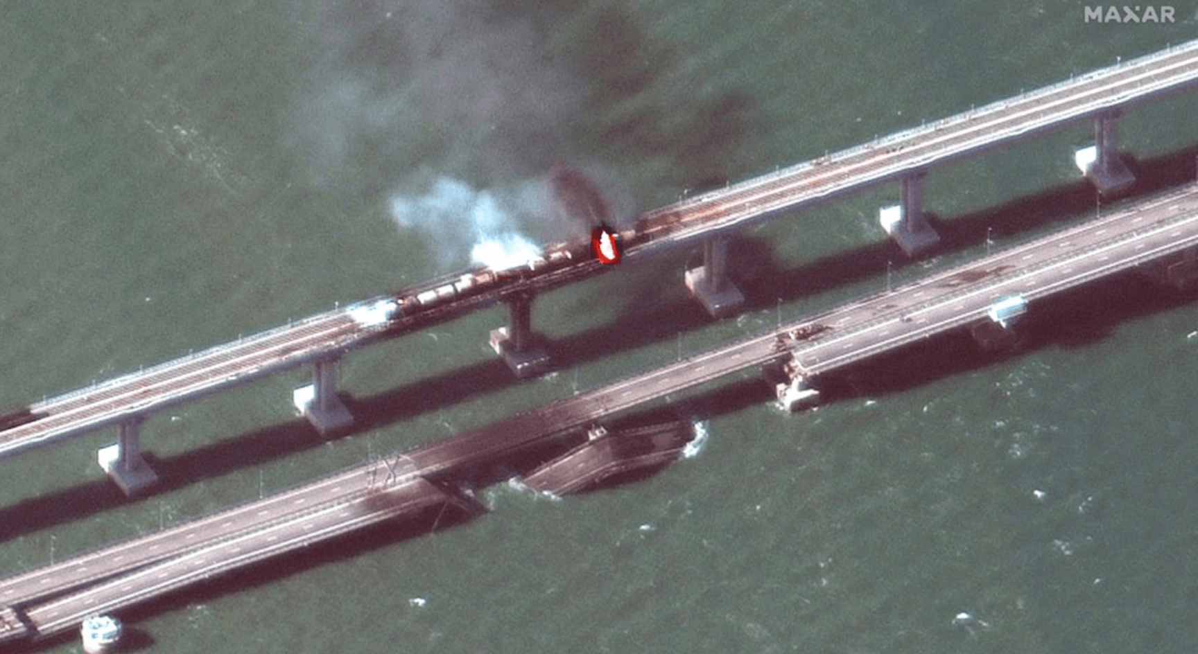 Пожар на Крымском мосту. Фото: Maxar