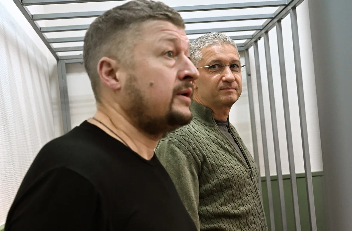 Бывший заместитель министра обороны России Тимур Иванов (справа) и бизнесмен Сергей Бородин  Фото: Ирина Бужор, Коммерсантъ