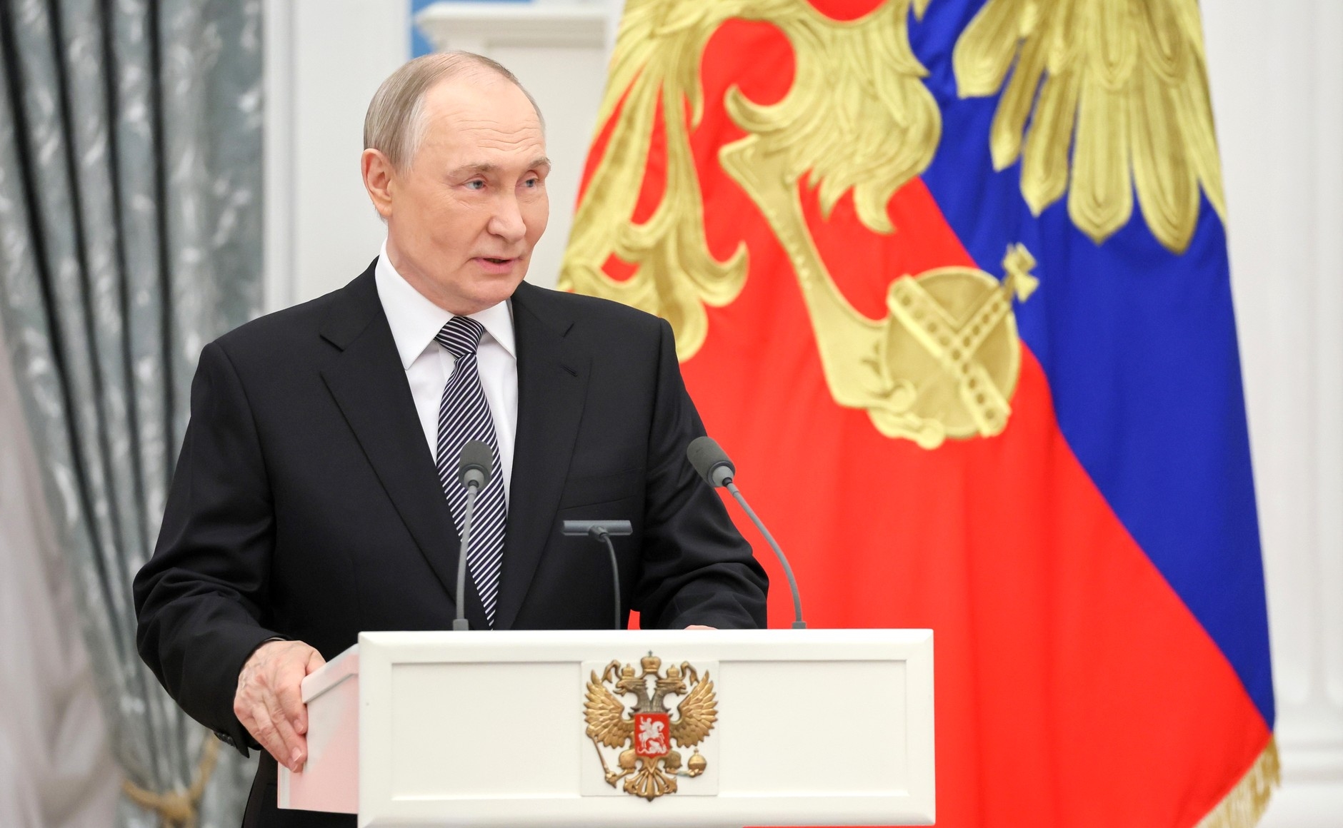 Владимир Путин на церемонии вручения премий президента молодым деятелям культуры и за произведения для детей. Фото: Сергей Савостьянов, ТАСС