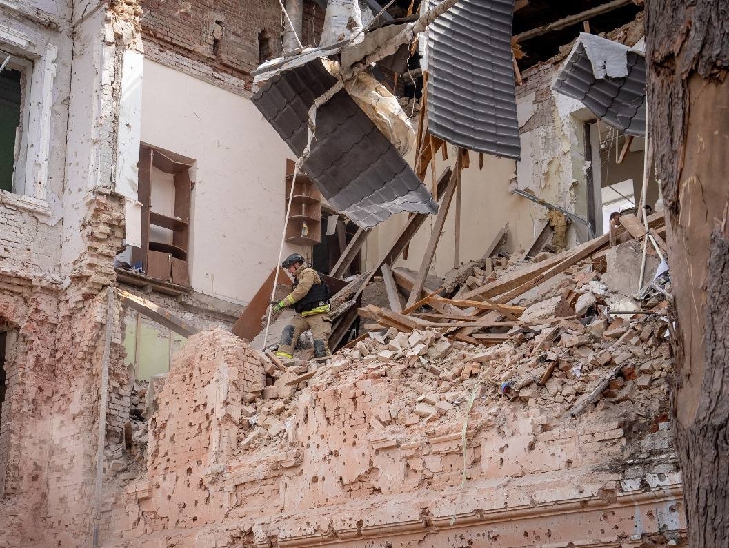 Последствия российского удара по Сумам 13 апреля. Фото: ДСНС Украины