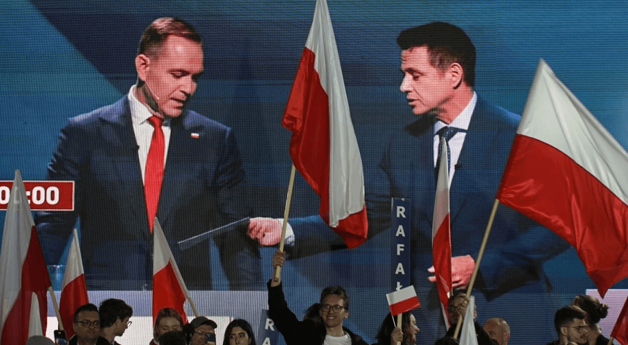 Кароль Навроцкий и Рафал Тшасковский в ходе дебатов. Фото: PAP/Marcin Obara