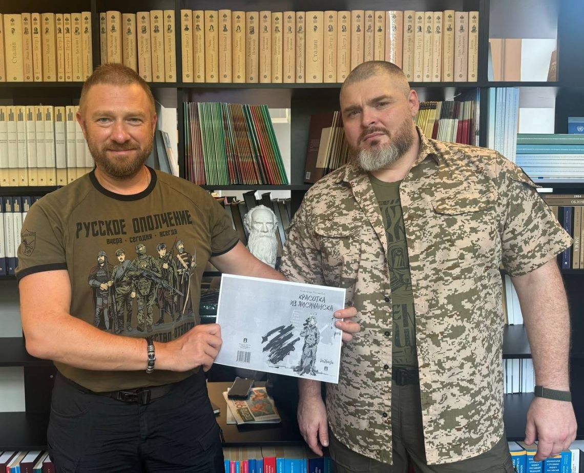 Александр Малькевич (слева) и автор обложки его книги Андрей Муравьев. Фото: Media Малькевич / Telegram