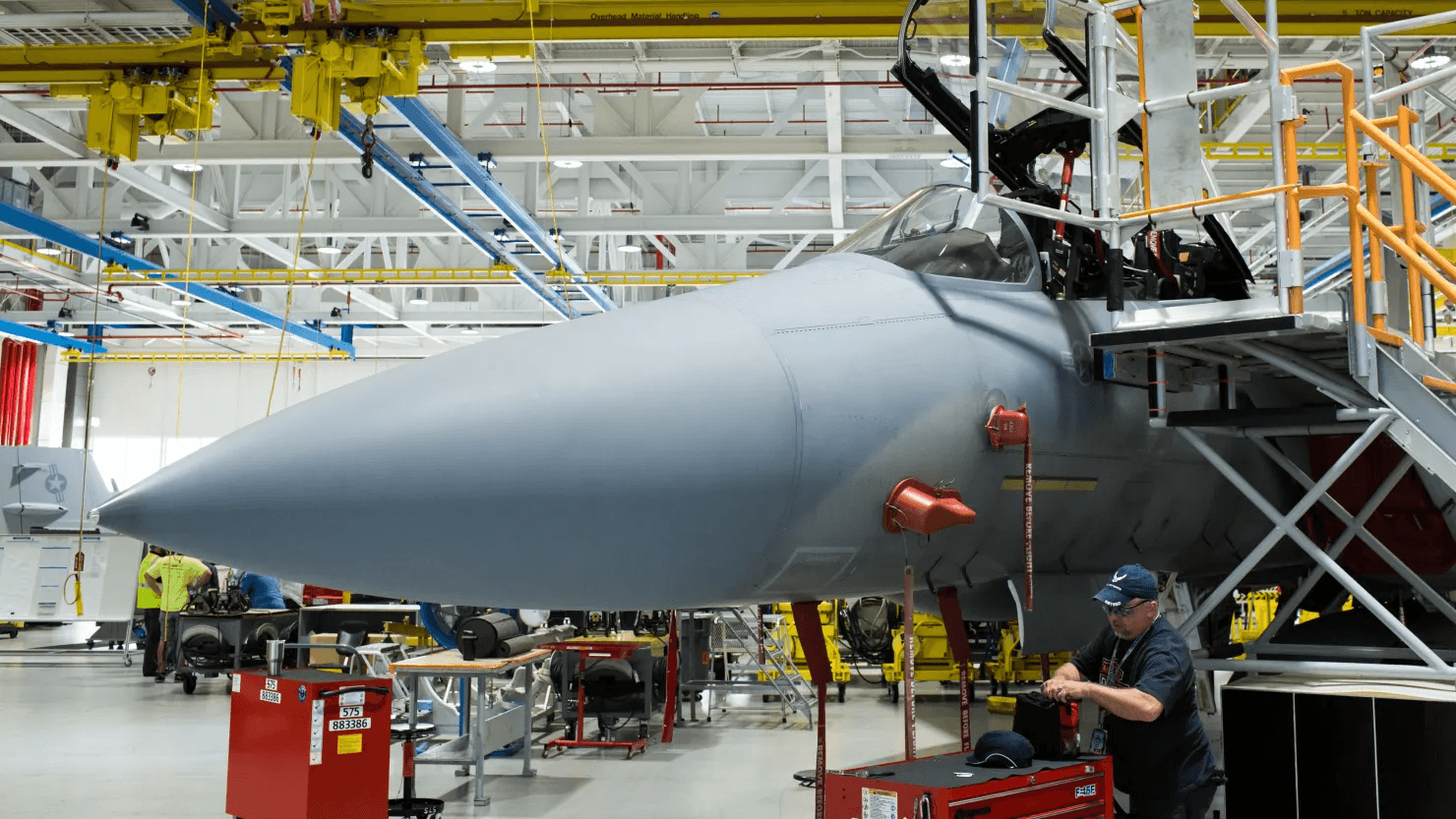 Фото: истребитель F/A-18 Super Hornet на заводе в Сент-Луисе, Миссури / Bloomberg