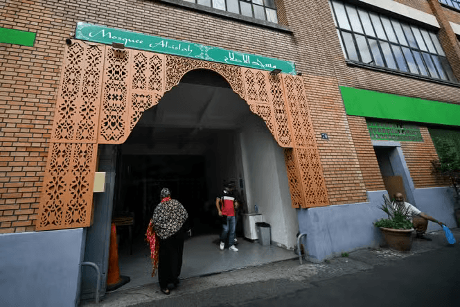 Вход в мечеть «Ислах», где рано утром 9 сентября 2025 года в Монтрёе, пригороде Парижа, Франция, были обнаружены свиные головы. Фото: BERTRAND GUAY / AFP