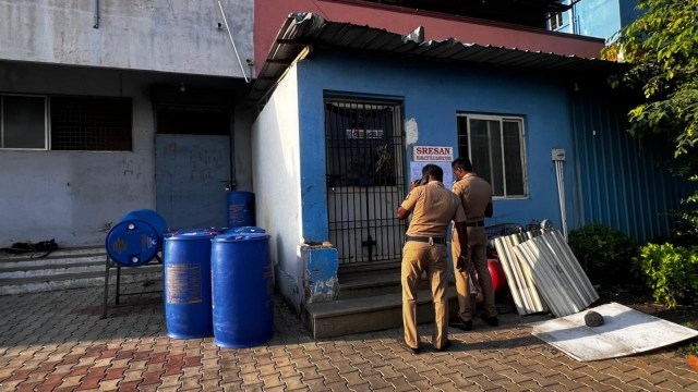 Индийские полицейские у помещения фармацевтичекой компании Sresan Pharmaceutical. Фото: The Indian Express