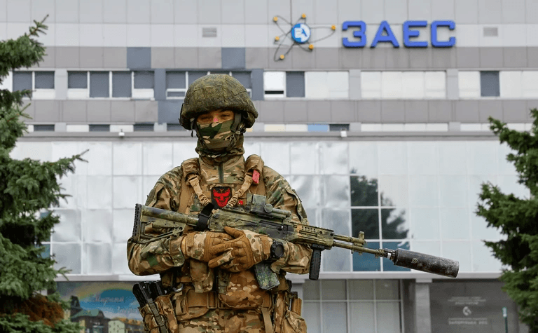 Фото: российский военный на территории Запорожской атомной электростанции / Reuters