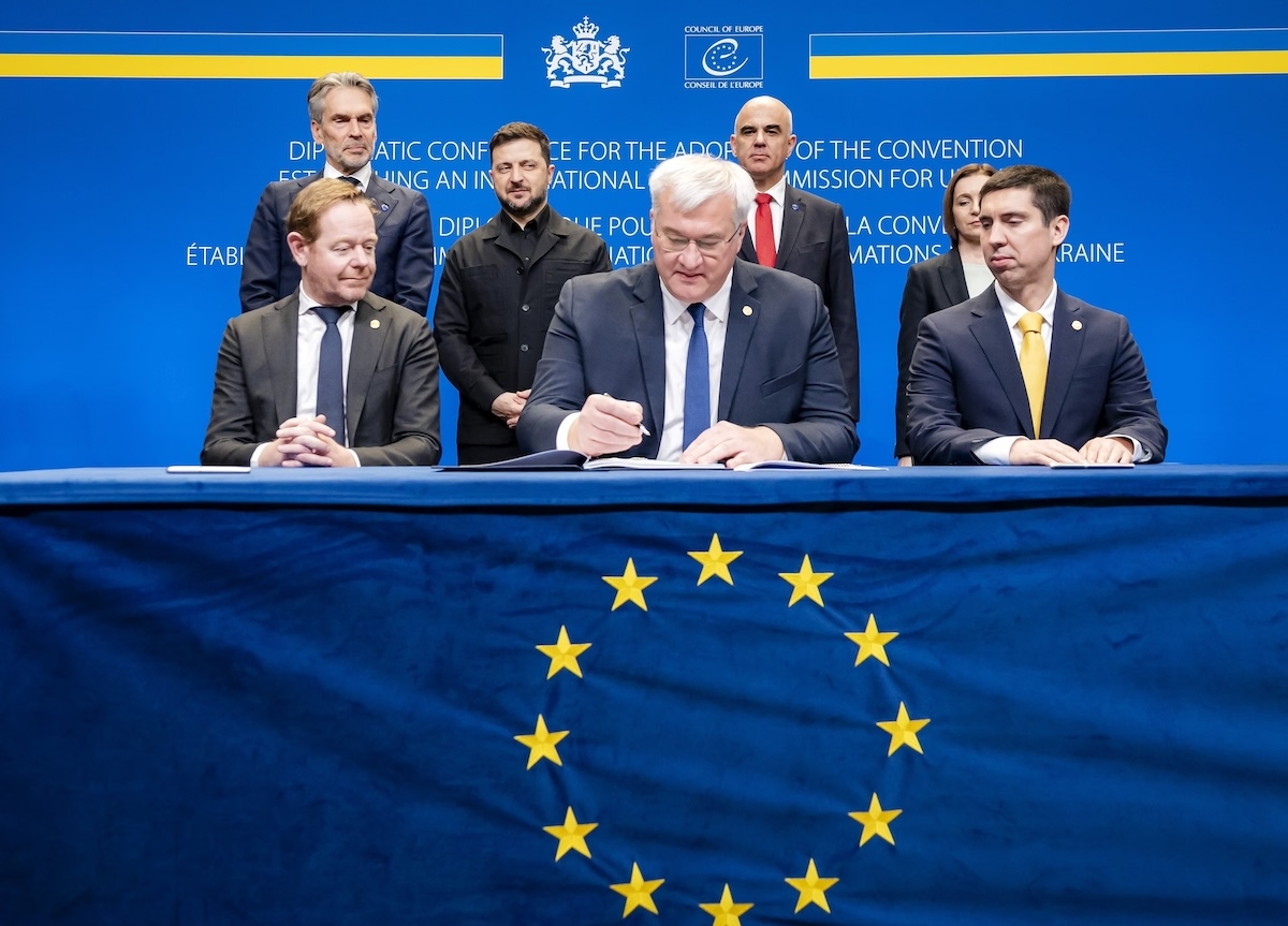 Подписание договора о создании комиссии по компенсациям Украине. Фото: Shutterstock