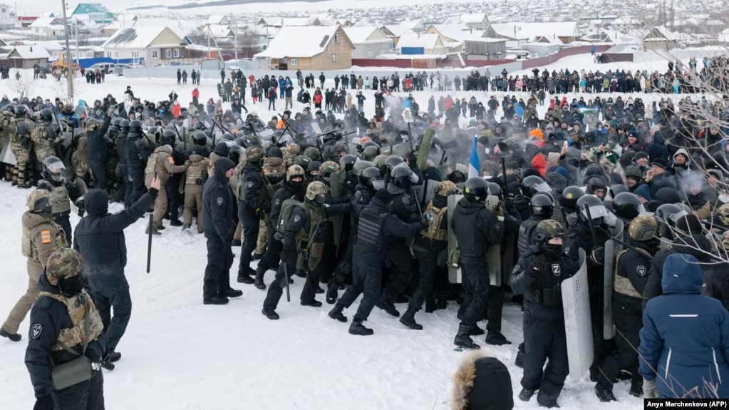Подавление протестов в Баймаке. Фото: AFP
