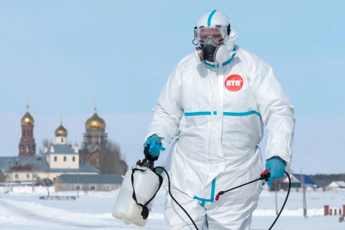 Дезинфектор на пропускном пункте на въезде в село Козиха Новосибирской области. Фото: ТАСС