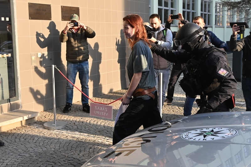 Одна из подозреваемых в поджоге производства дронов в Пардубице. Фото: ČTK