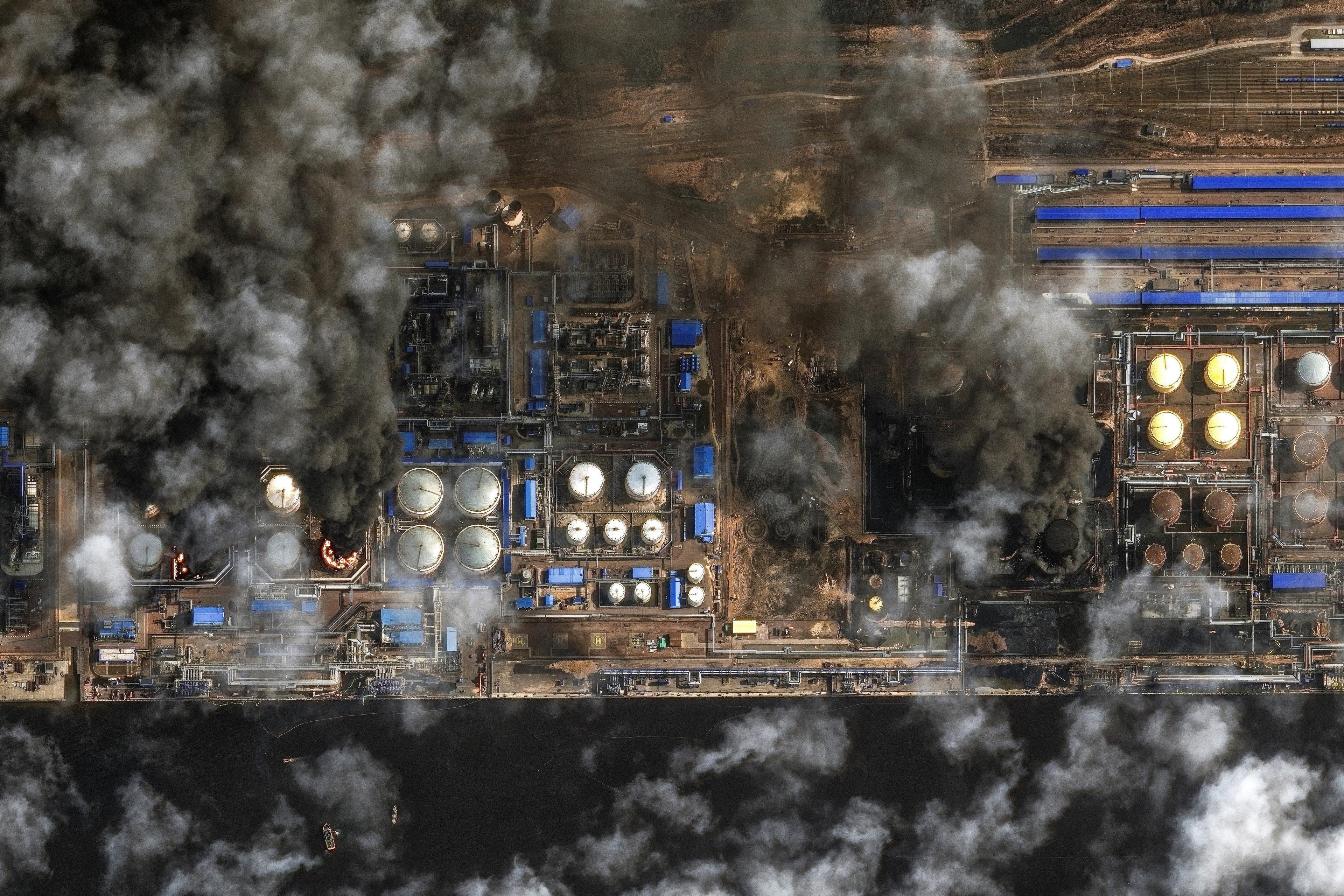 Спутниковый инфракрасный снимок: дым поднимается над резервуарами для хранения нефти в российском порту Усть-Луга на Балтийском море, который неоднократно подвергался ударам со стороны Украины, 29 марта 2026 года. Vantor / REUTERS