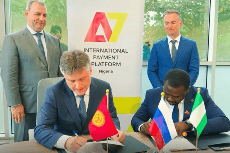 Фото: отчет с открытия офиса A7 в Нигерии, Топе Адевойе (внизу справа), представитель партнерской фирмы A7 в африканской стране, зампредседатель ПСБ Михаил Дорофеев (вверху слева) и замглавы Минфина Иван Чебесков (вверху справа)