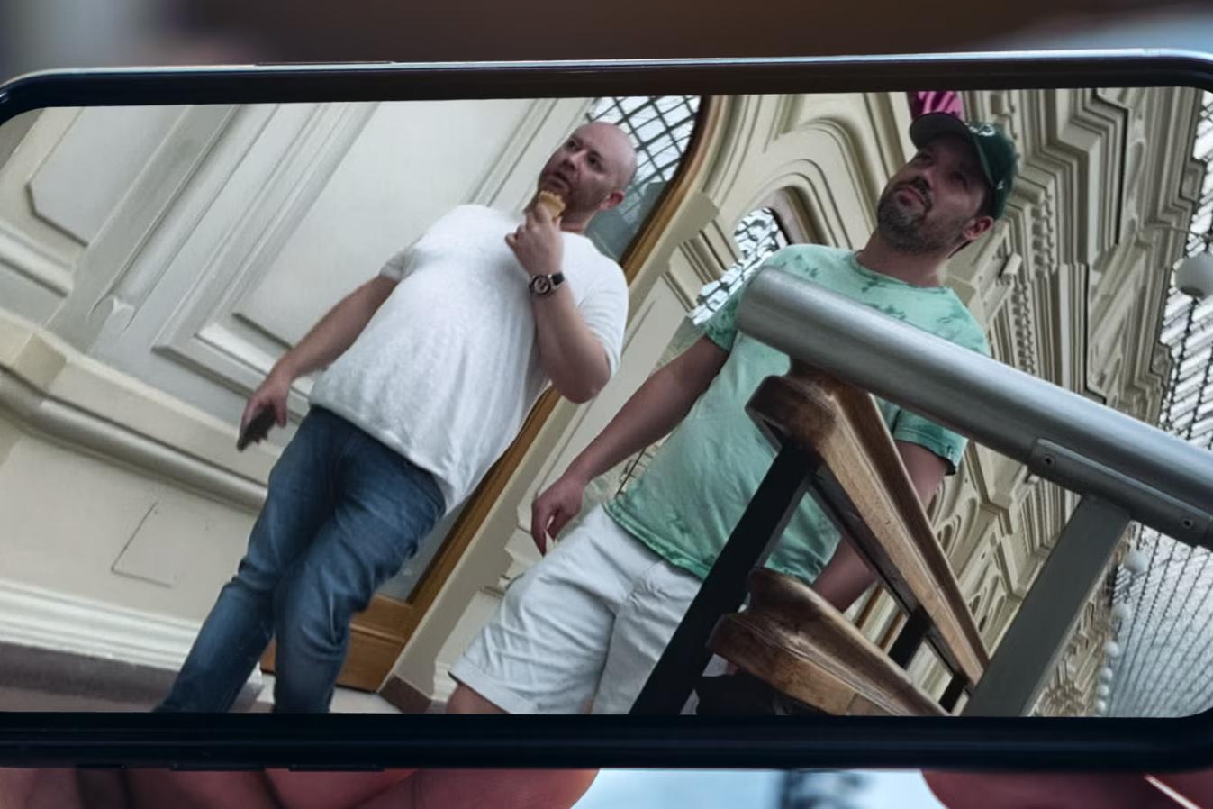 Кайл Наги (справа) во время прогулки по ГУМу, лето 2024-го, Москва. Фото: RFE/RL