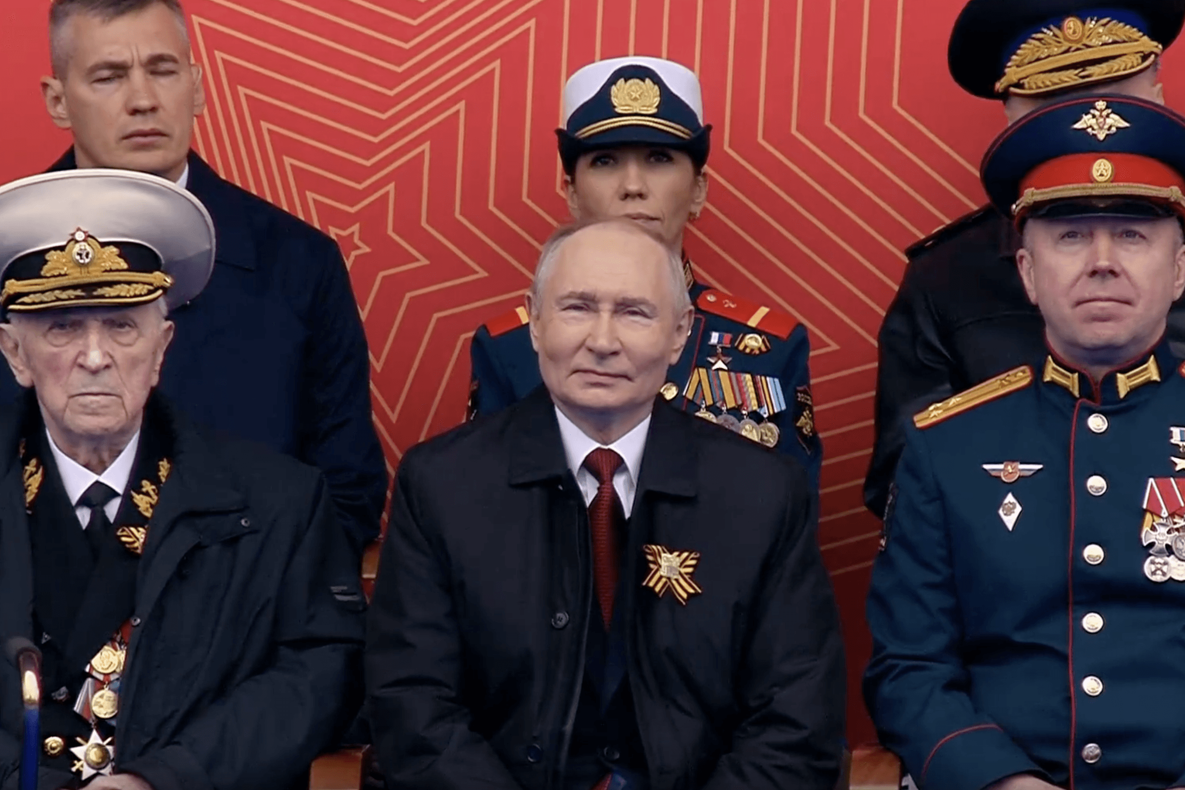 Владимир Путин смотрит ролики с военной техникой. Кадр из трансляции парада 9 мая 2026 года.