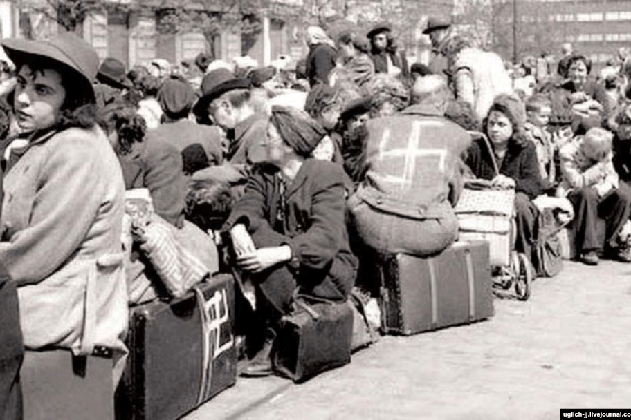 Группа депортированных судетских немцев в 1945 году
